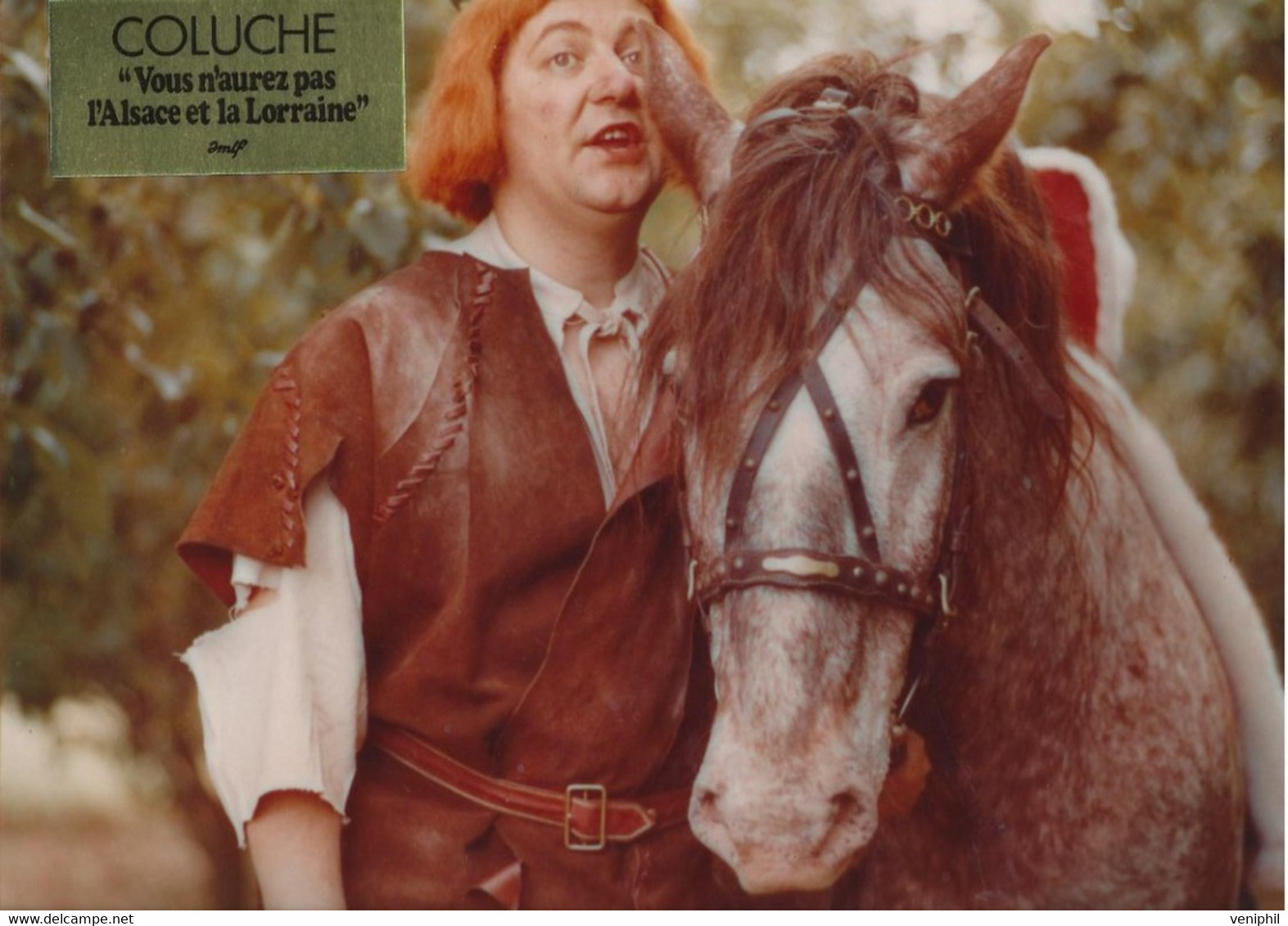 PHOTO  COULEUR DU FILM "COLUCHE -" VOUS N'AUREZ PAS L'ALSACE ET LA LORRAINE - - Photographs