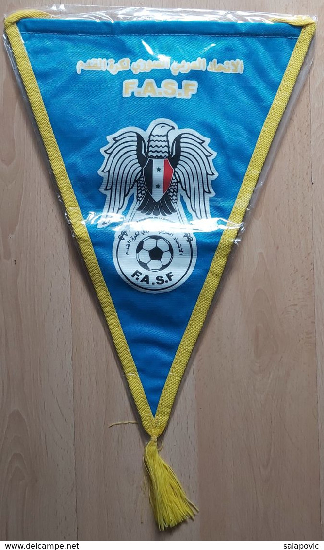 Fédération Arabe Syrienne De Football, Syria Federation Football SOCCER, FUTBOL, CALCIO PENNANT, SPORTS FLAG  SZ74/50 - Habillement, Souvenirs & Autres