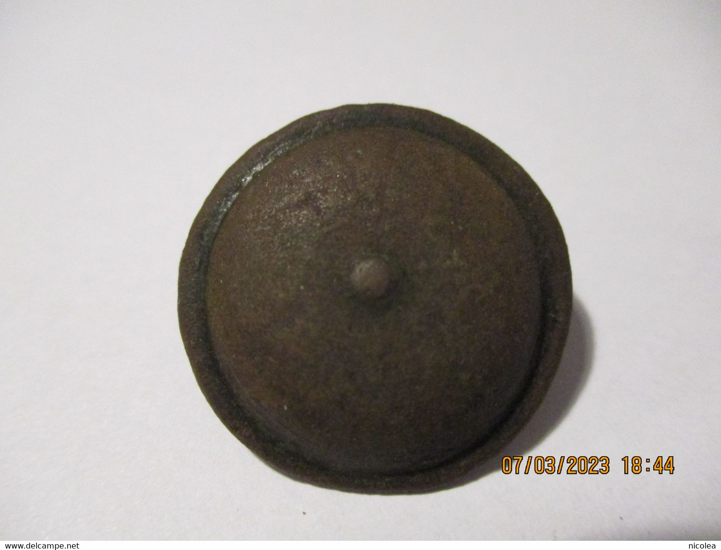 Ancien Bouton à Identifier Dans Son Jus - Boutons