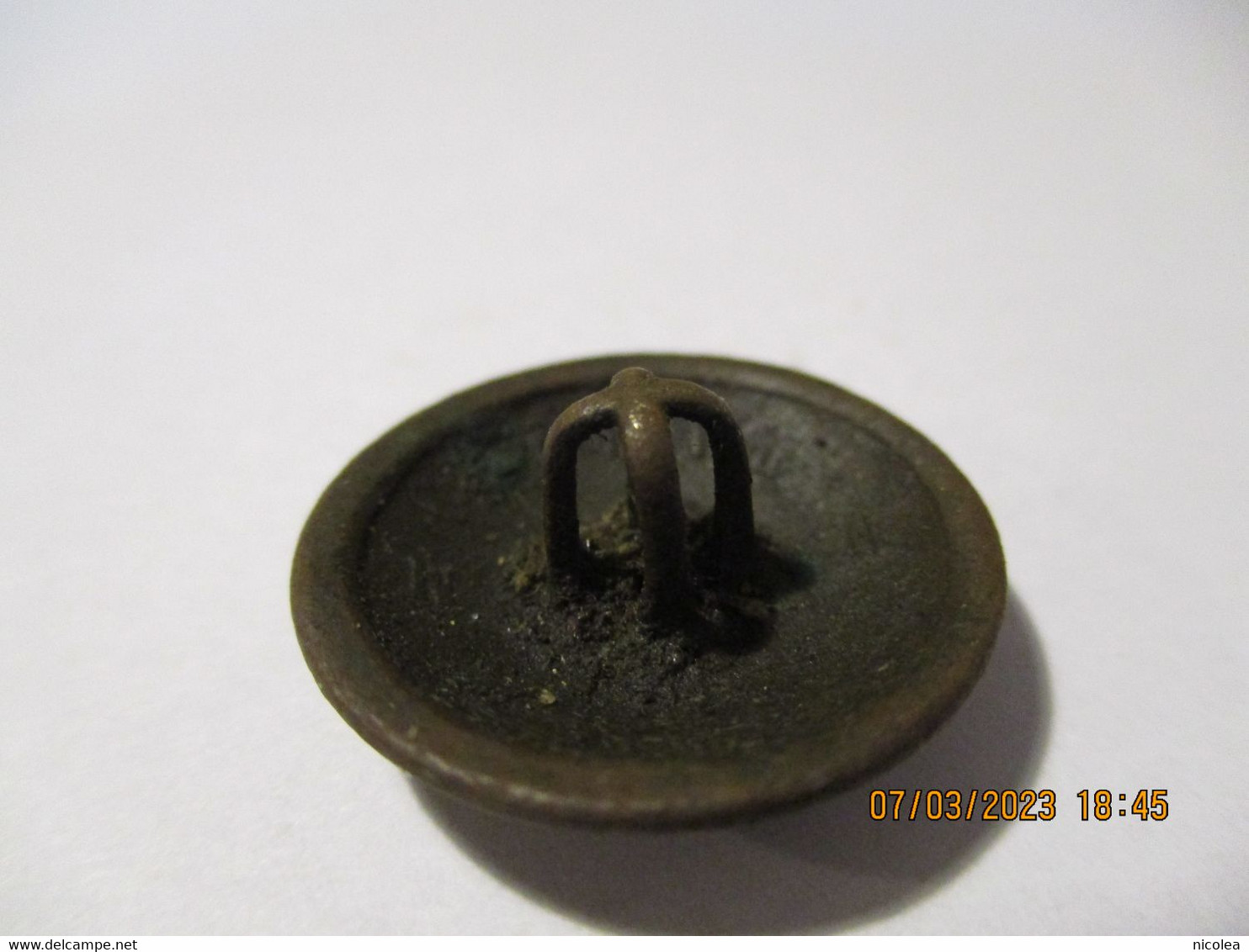 Ancien Bouton Militaire à Identifier Dans Son Jus - Boutons