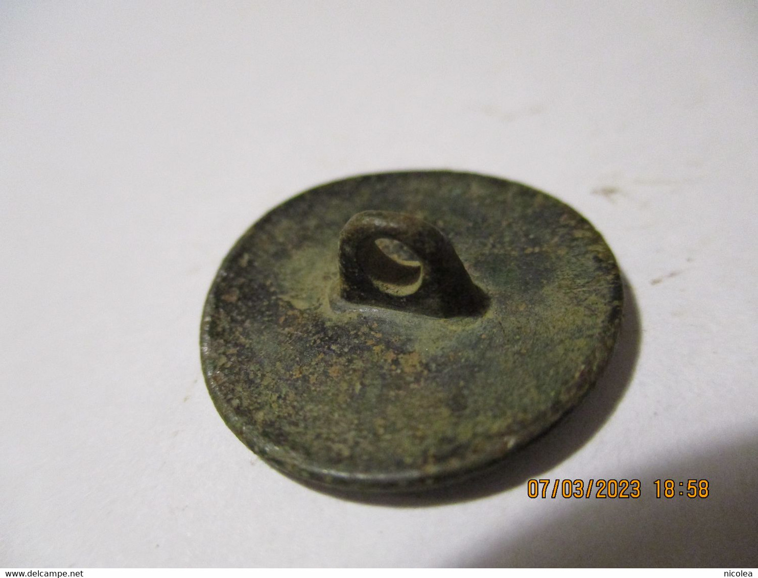 Ancien Bouton Plat à Identifier Dans Son Jus - Boutons