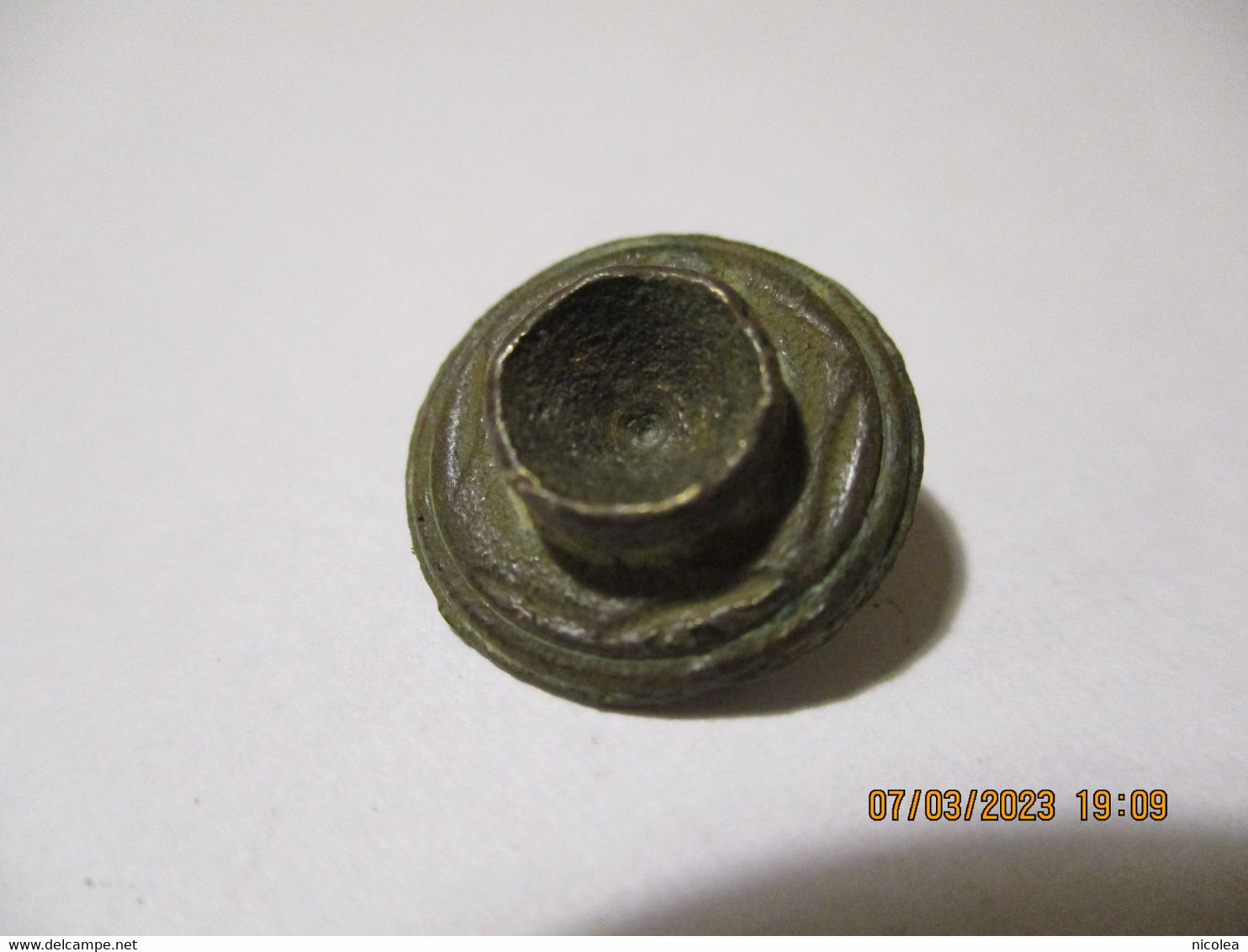 Ancien Bouton Plat " Avec Téton " à Identifier Dans Son Jus - Boutons