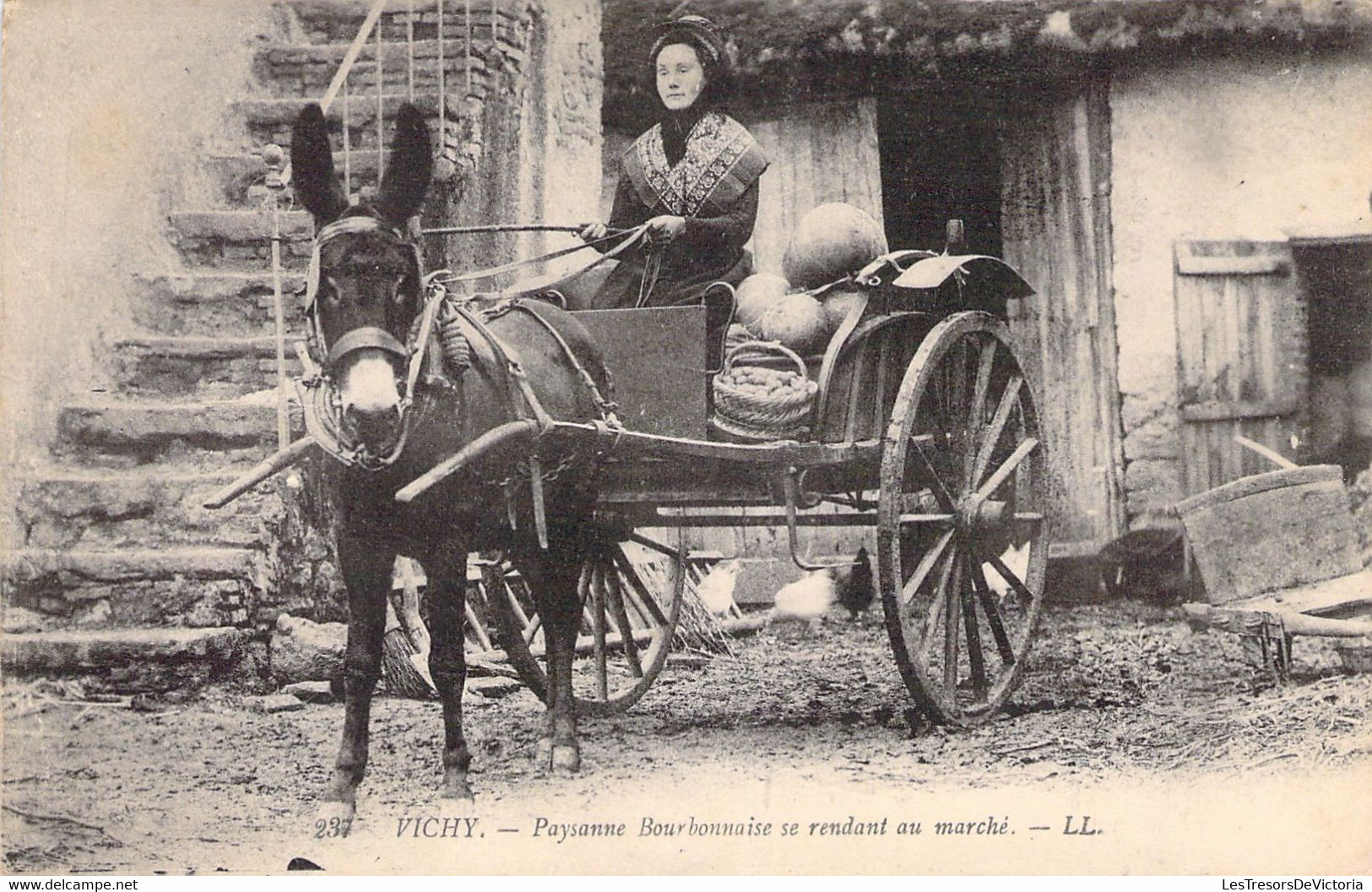 MARCHES - VICHY - Paysanne Bourbonnaise Se Rendant Au Marché - âne - Carte Postale Ancienne - Mercati