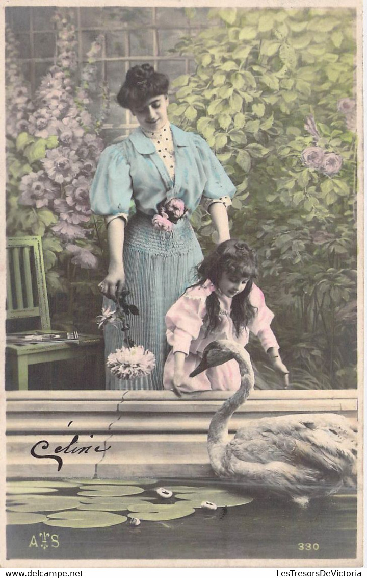 Photographie - Femme - Fille - Cygne - Fleurs - Eau - Nénuphars - Carte Postale Ancienne - Fotografie