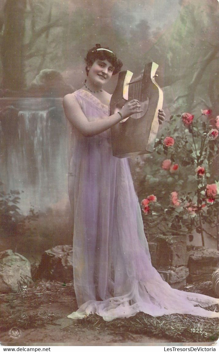 MUSIQUE - Joueuse De Lyre - Grecque - Fleurs - Carte Postale Ancienne - Musik Und Musikanten