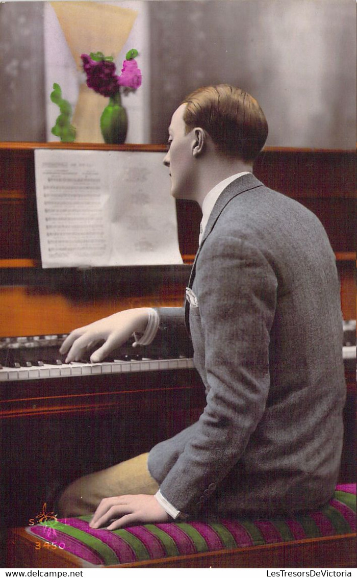 MUSIQUE - Pianiste Devant Sa Partition - Carte Postale Ancienne - Musique Et Musiciens