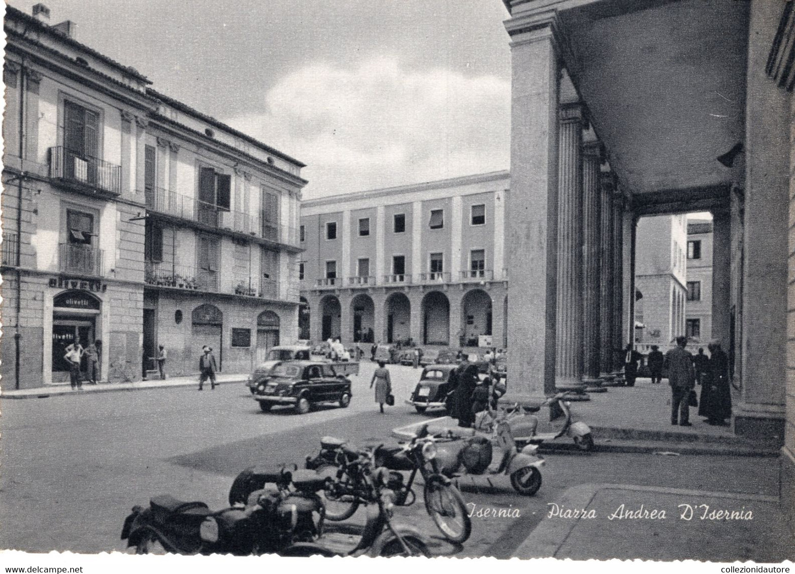 ISERNIA - PIAZZA ANDREA D'ISERNIA - ANIMATA E MOVIMENTATA - AUTO E MOTO D'EPOCA - CARTOLINA FG SPEDITA NEL 1961 - Isernia