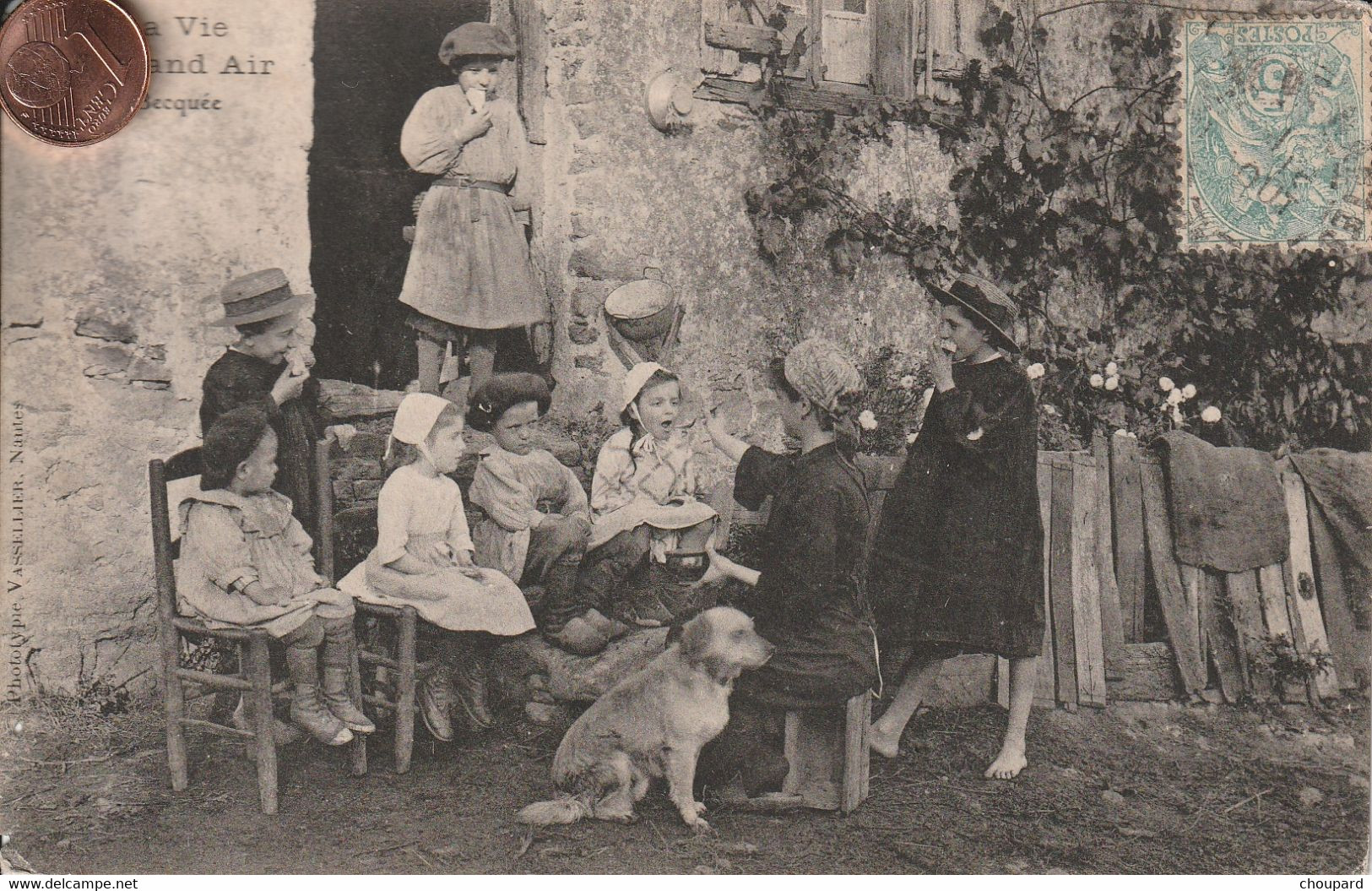 LA VIE AU GRAND AIR         La Becquée       ( Manque 2 Mm De Coin En Haut à Gauche ) - Children And Family Groups