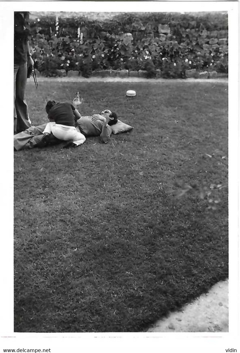 Photo Originale Jeu érotique D'adulte Sur L'herbe Pipe - Unclassified