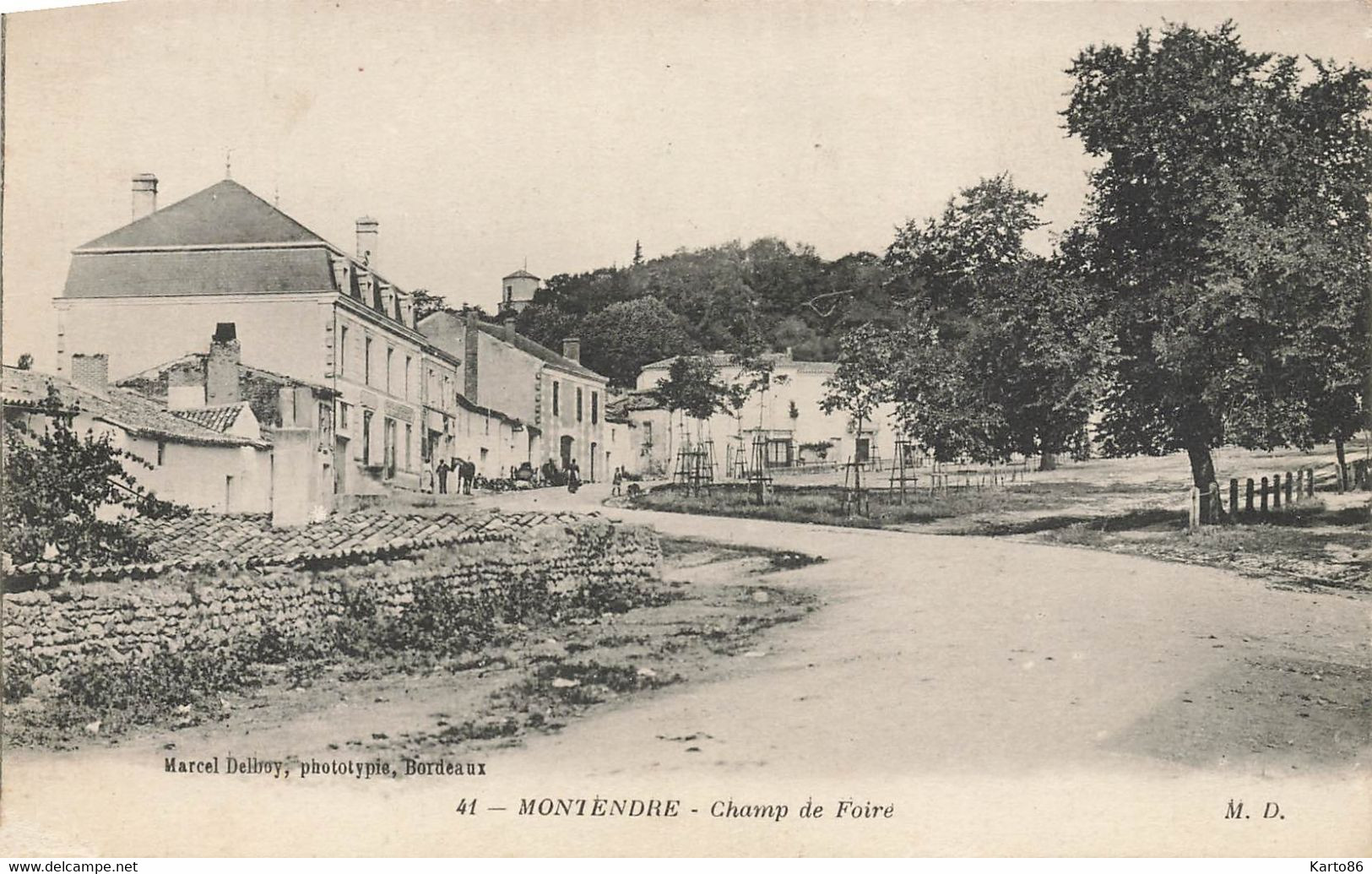 Montendre * Rue Et Le Champ De Foire - Montendre