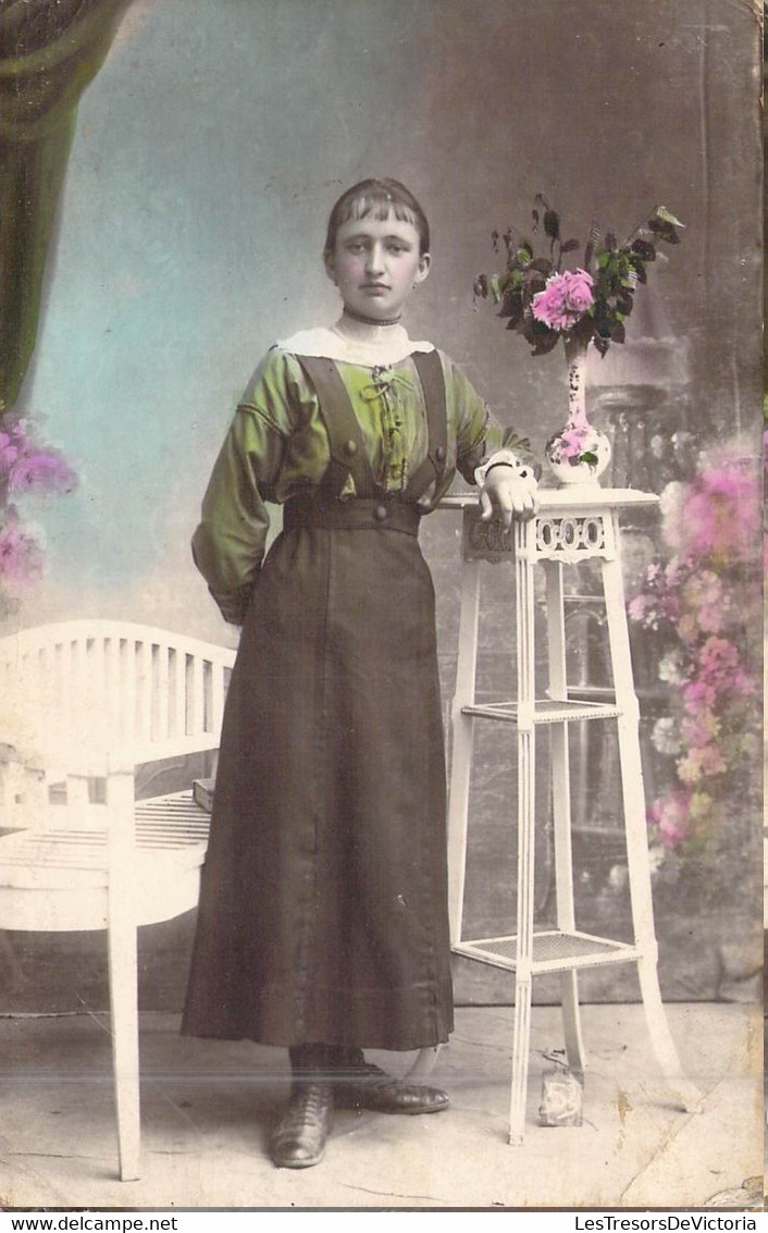 FEMMES - Jeune Femme Accoudéé à Un Gueridon - Vase De Fleur - Longue Jupe à Bretelles - Carte Postale Ancienne - Femmes