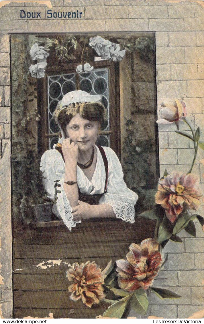 Photographie - Femme - Doux Souvenir - Fleurs - Chapeau Atypique - Carte Postale Ancienne - Fotografie