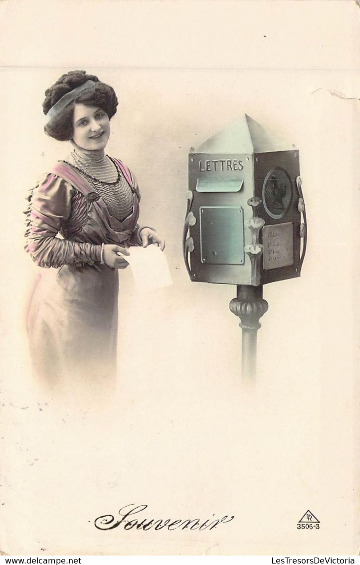 Photographie - Femme - Robe - Boite Aux Lettres - Lettre - Souvenir  - Carte Postale Ancienne - Fotografie