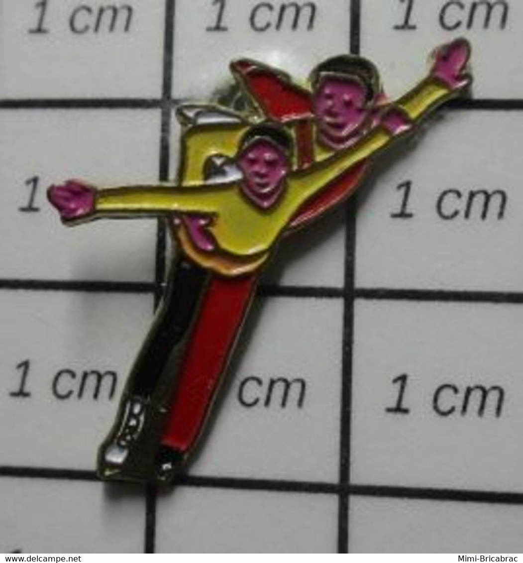 1615b Pin's Pins / Beau Et Rare / SPORTS / PATINAGE ARTISTIQUE COUPLE - Skating (Figure)