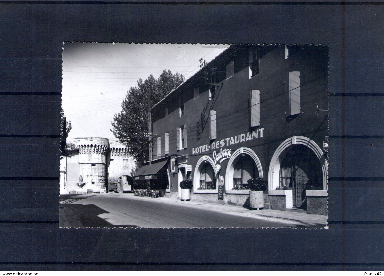 84. Pernes Les Fontaines. Porte Villeneuve. Hôtel Restaurant Lauberge Cpsm Grand Format - Pernes Les Fontaines