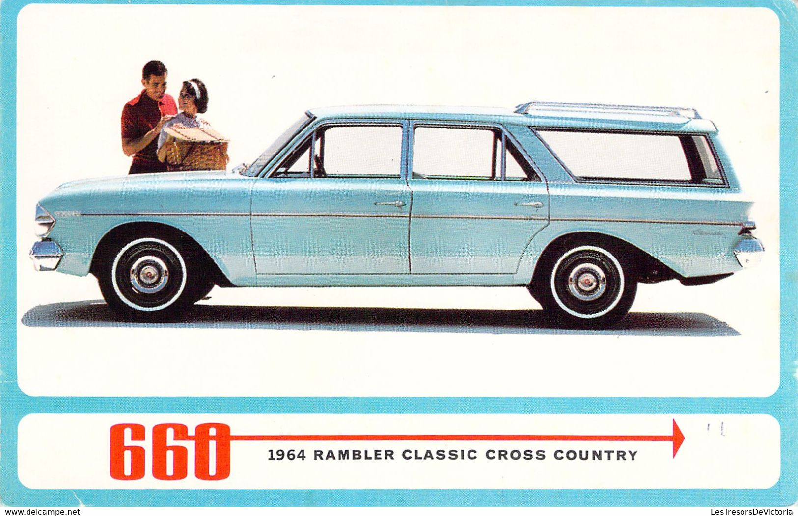 COUPLES - Couple Debout Derrière Une Voiture - 1964 Rambler Classic Cross Country  - Carte Postale Ancienne - Couples