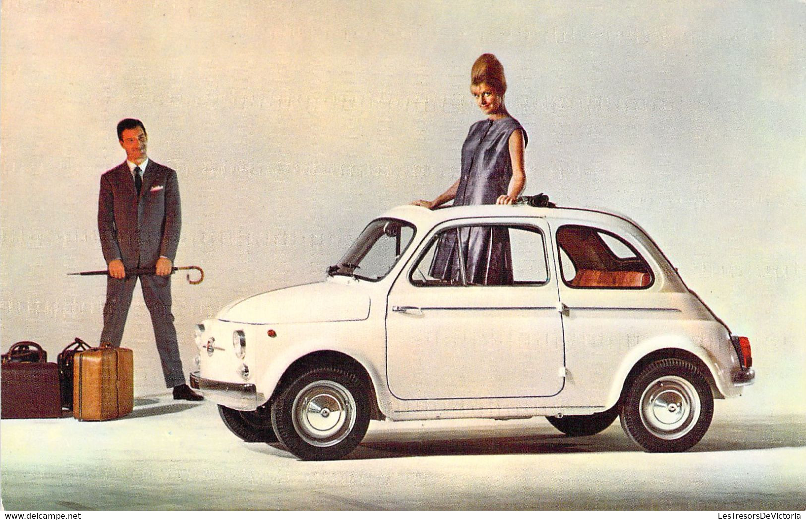 COUPLES - Femme Debout Dans Une Voiture - Homme Avec Un Parapluie Dans Les Mains - Valise  - Carte Postale Ancienne - Couples