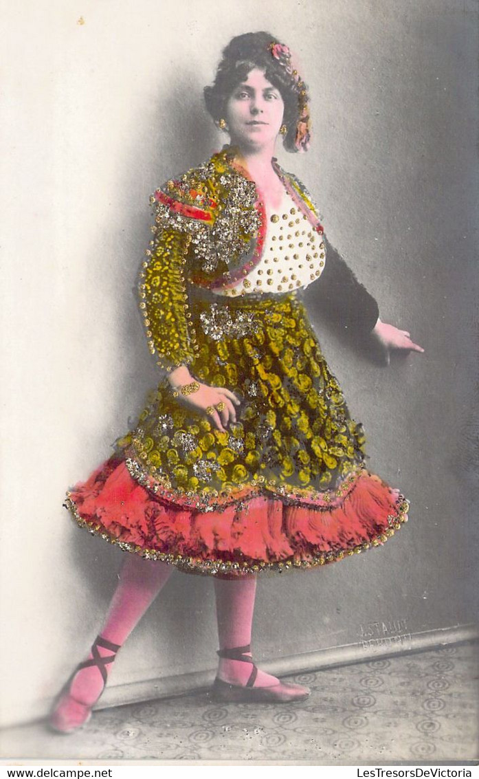 FOLKLORE - Costumes - Femme En Robe Folklorique - Carte Postale Ancienne - Costumes