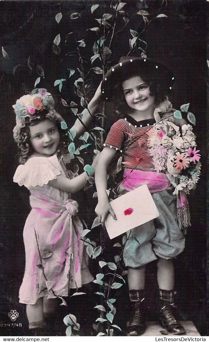 ENFANTS - Paysage - Enfants Qui Tiens Une Grande Enveloppe Dans La Main - Branche D'Arbre - Carte Postale Ancienne - Szenen & Landschaften