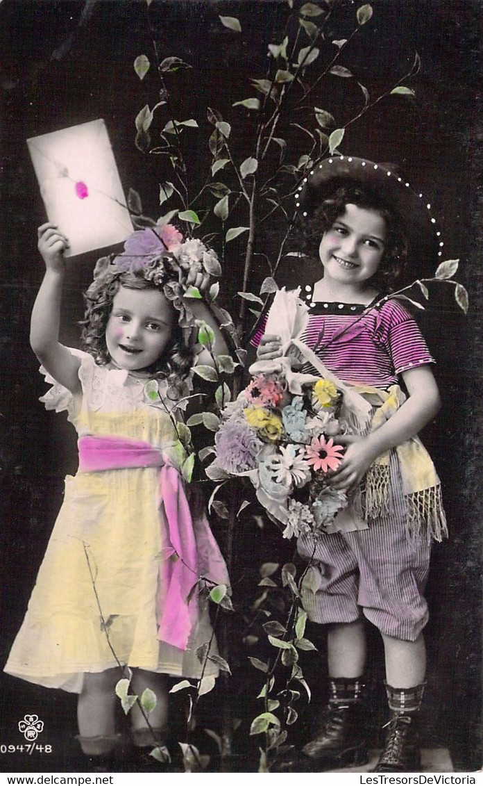 ENFANTS - Paysage - Enfants Qui Tiens Une Grande Enveloppe Dans La Main - Panier De Fleur - Carte Postale Ancienne - Szenen & Landschaften