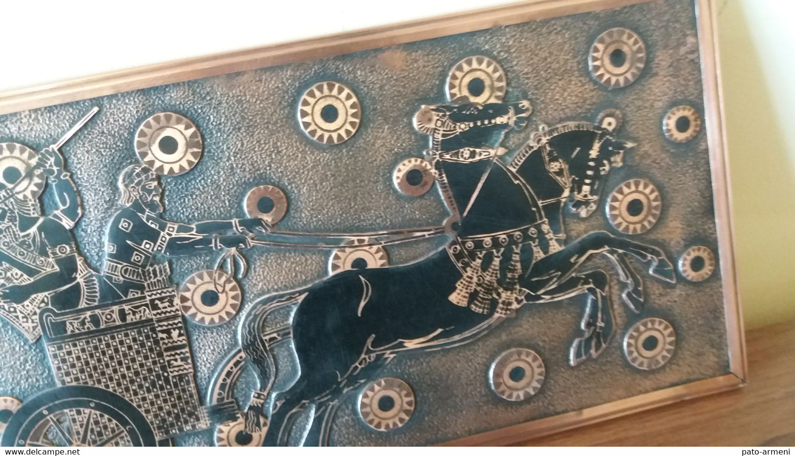 Ancien Cadre de Mur en Cuivre émaillé Gaufré Décorative d’une Chasse à Lion en Char, Chasse au Lion du Roi Urartu
