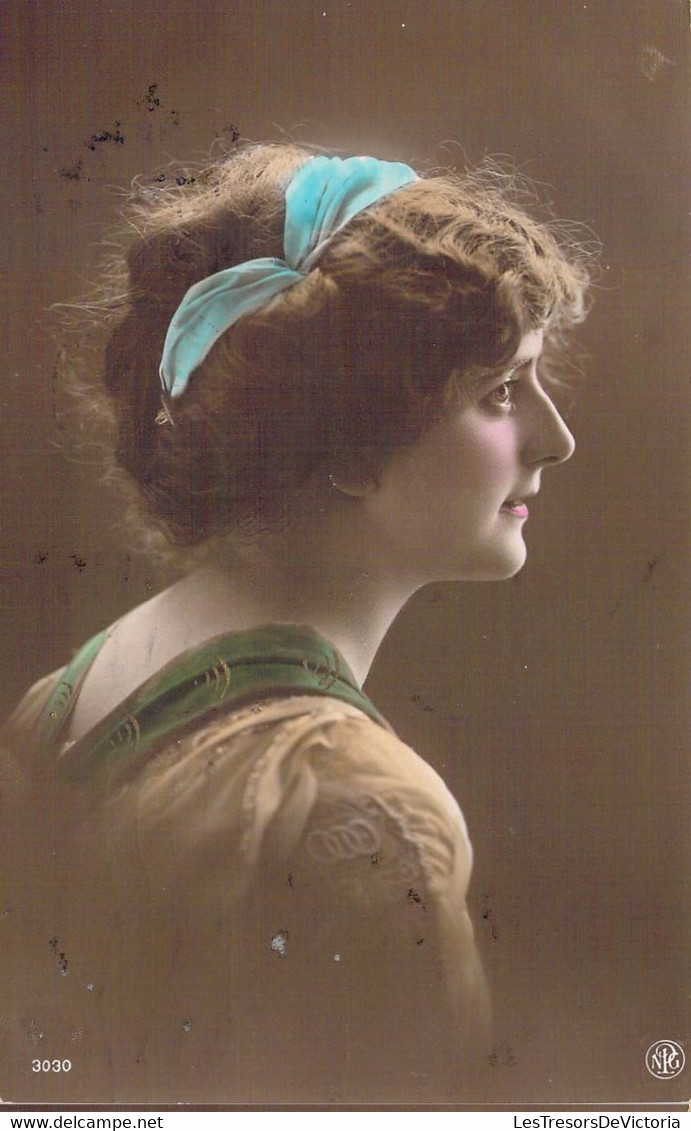 FANTAISIE - Femme - Nœud Bleu Dans Les Cheveux - Carte Postale Ancienne - Frauen