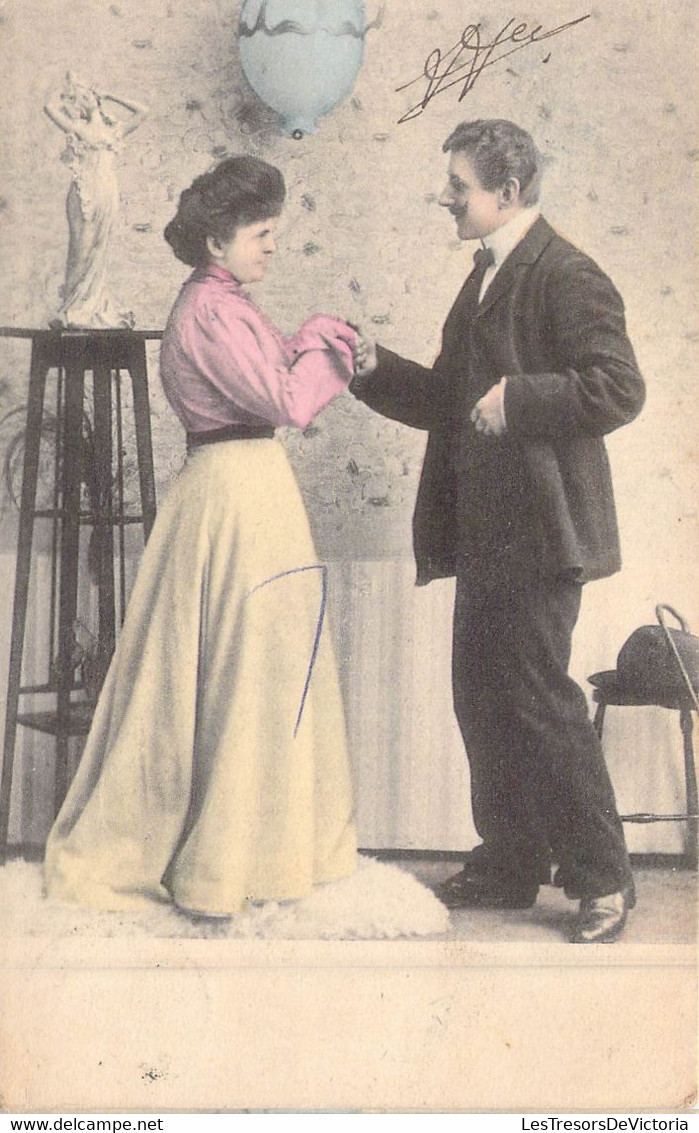 COUPLES - Homme Qui Prend La Main De Ca Femme Et La Regarde - Carte Postale Ancienne - Couples