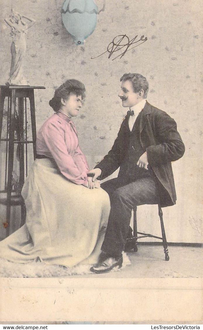 COUPLES -couple Assis Qui Ce Tiennent La Main En Ce Regardant - Carte Postale Ancienne - Couples