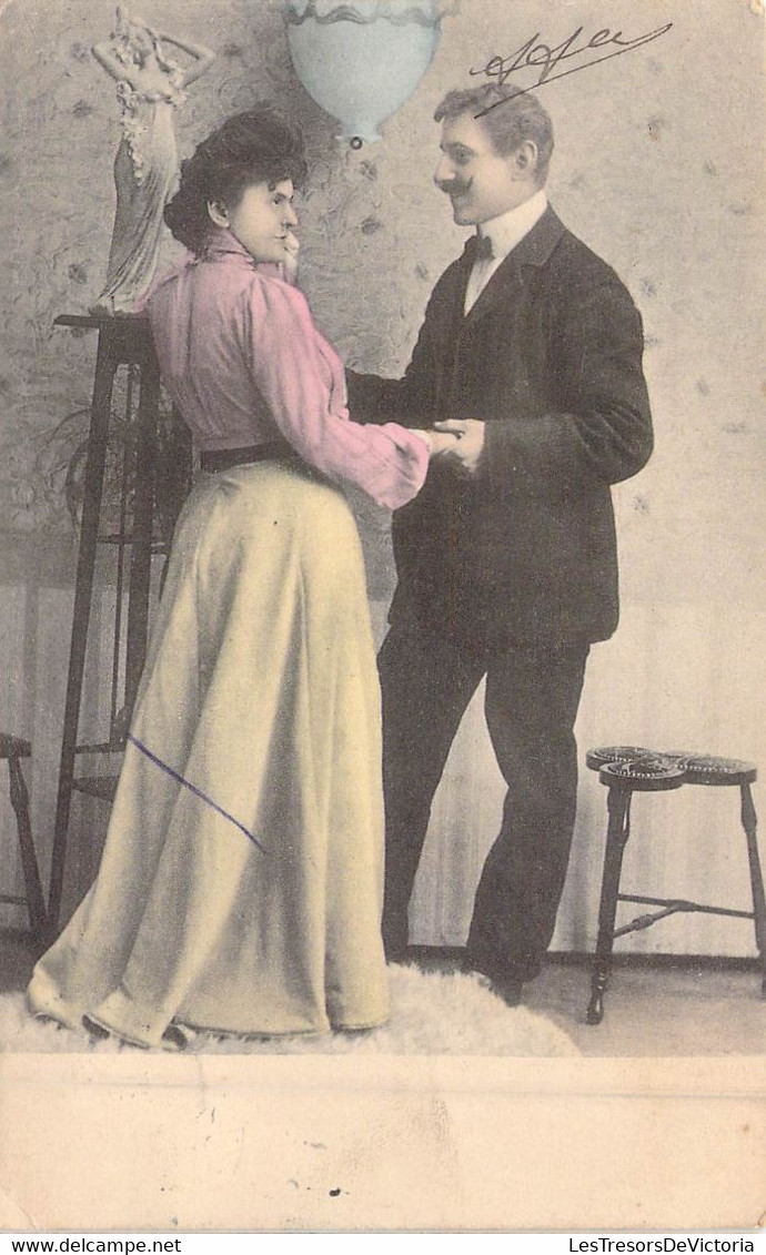 COUPLES -couple Debout Qui Ce Tiennent La Main En Ce Regardant - Carte Postale Ancienne - Couples