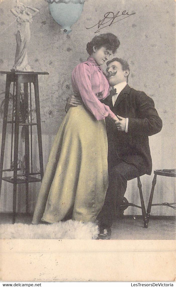 COUPLE Qui Flirte Et Qui Se Tient La Main En Se Regardant - Carte Postale Ancienne - Paare