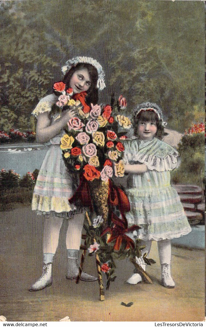 FANTAISIE - ENFANTS - Illustration Non Signée - Deux Fillettes Avec Des Fleurs Et Diadème Fleur - Carte Postale Ancienne - Taferelen En Landschappen