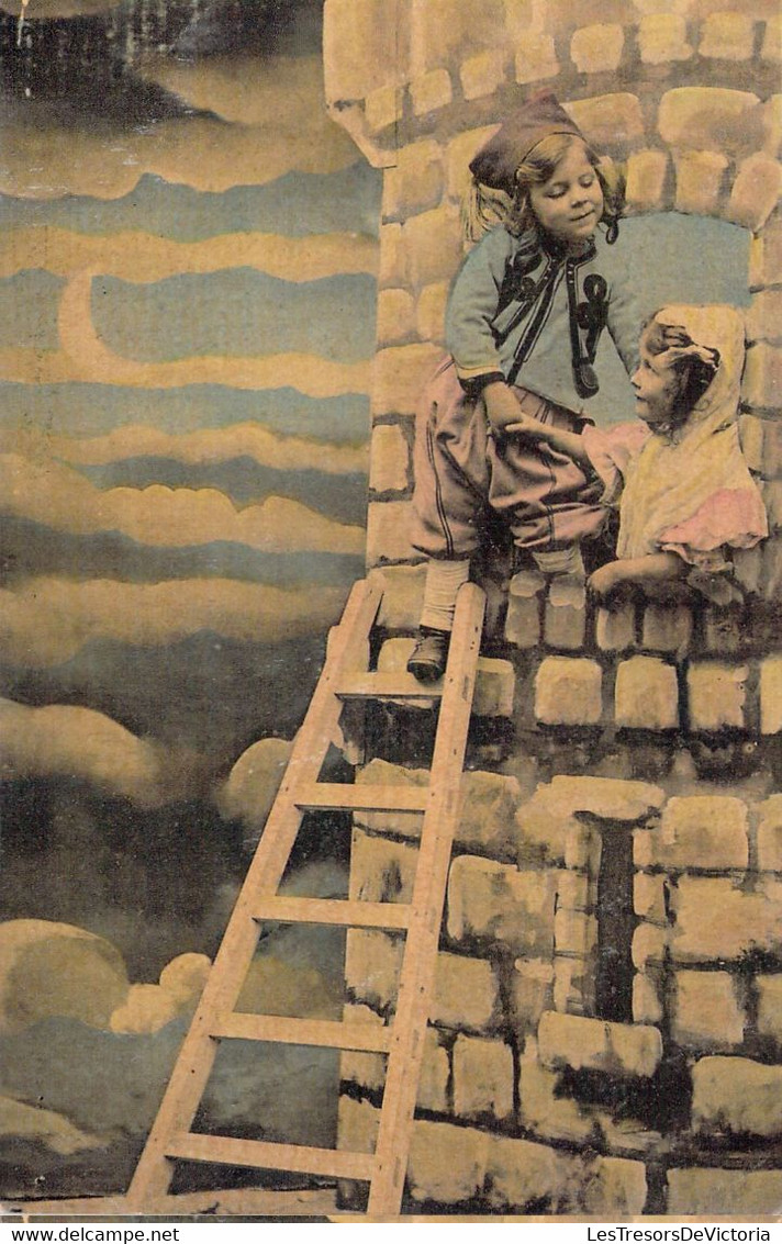 FANTAISIE - ENFANTS - Garçonnet Rejoint Une Fillette Du Haut D'un Donjon - Carte Postale Ancienne - Szenen & Landschaften