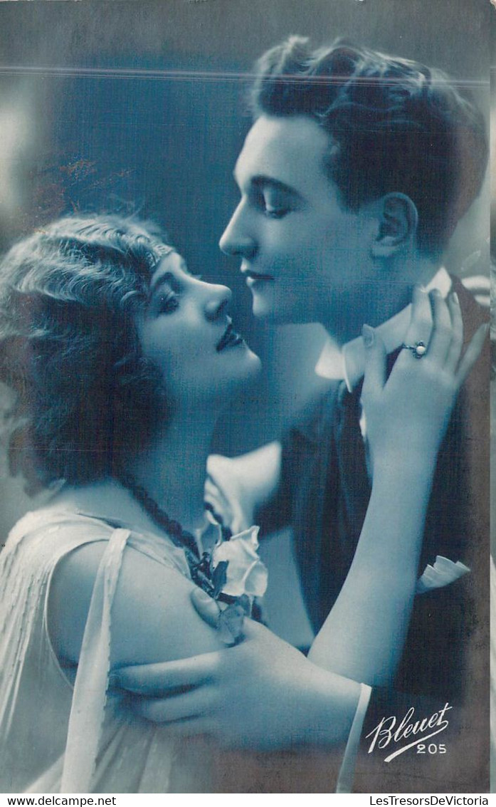 COUPLES - Un Homme Et Une Femme Qui Se Regarde Tendrement - Carte Postale Ancienne - Paare