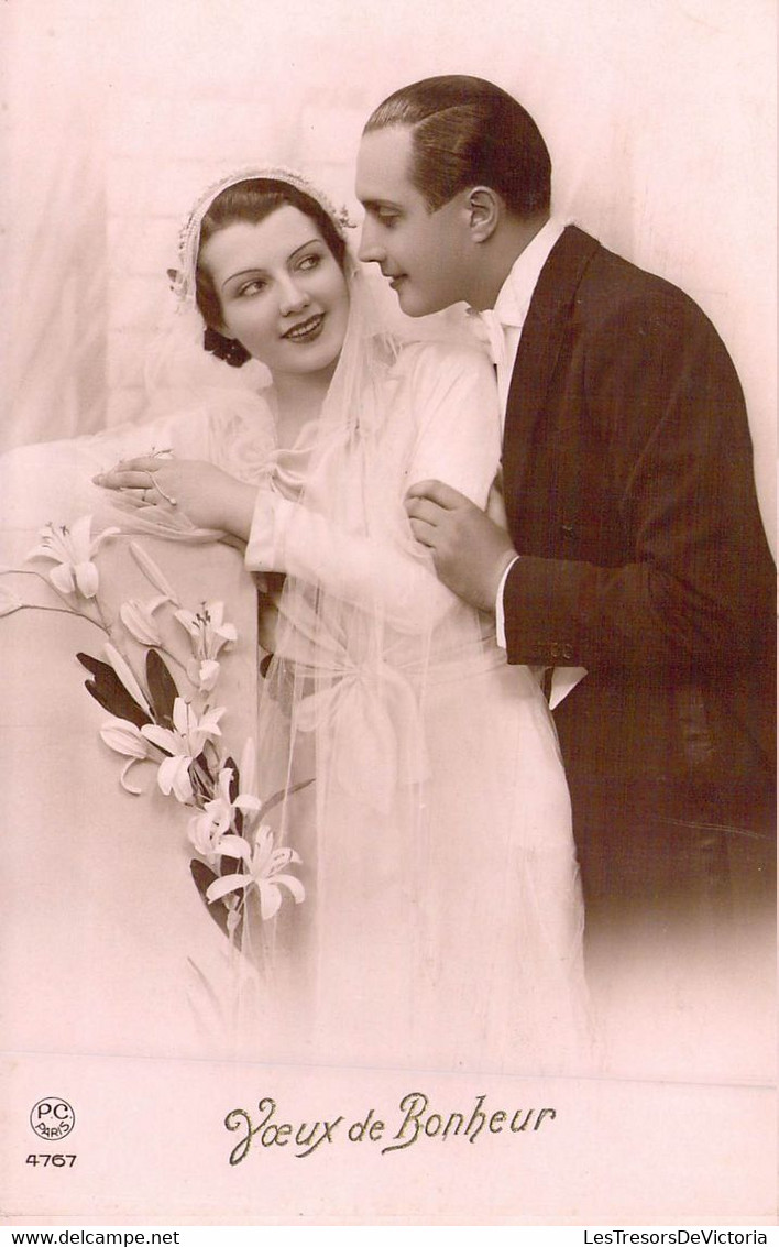 COUPLES - Jeunes Mariées Se Regardent Tendrement - Fleurs - Voeux De Bonheur - Carte Postale Ancienne - Paare