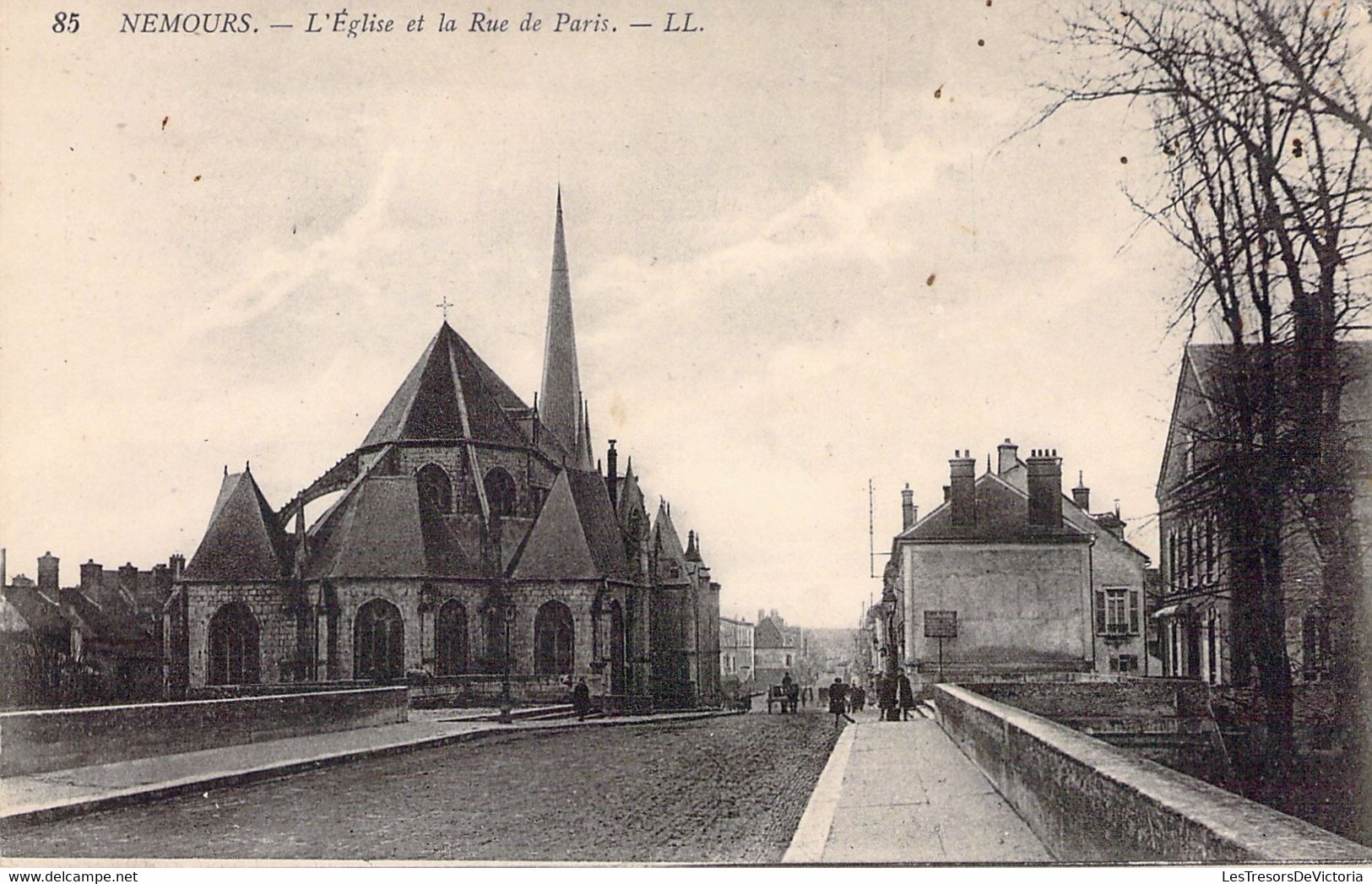 FRANCE - 77 - NEMOURS - L'église Et La Rue De Paris - LL - Carte Postale Ancienne - Nemours
