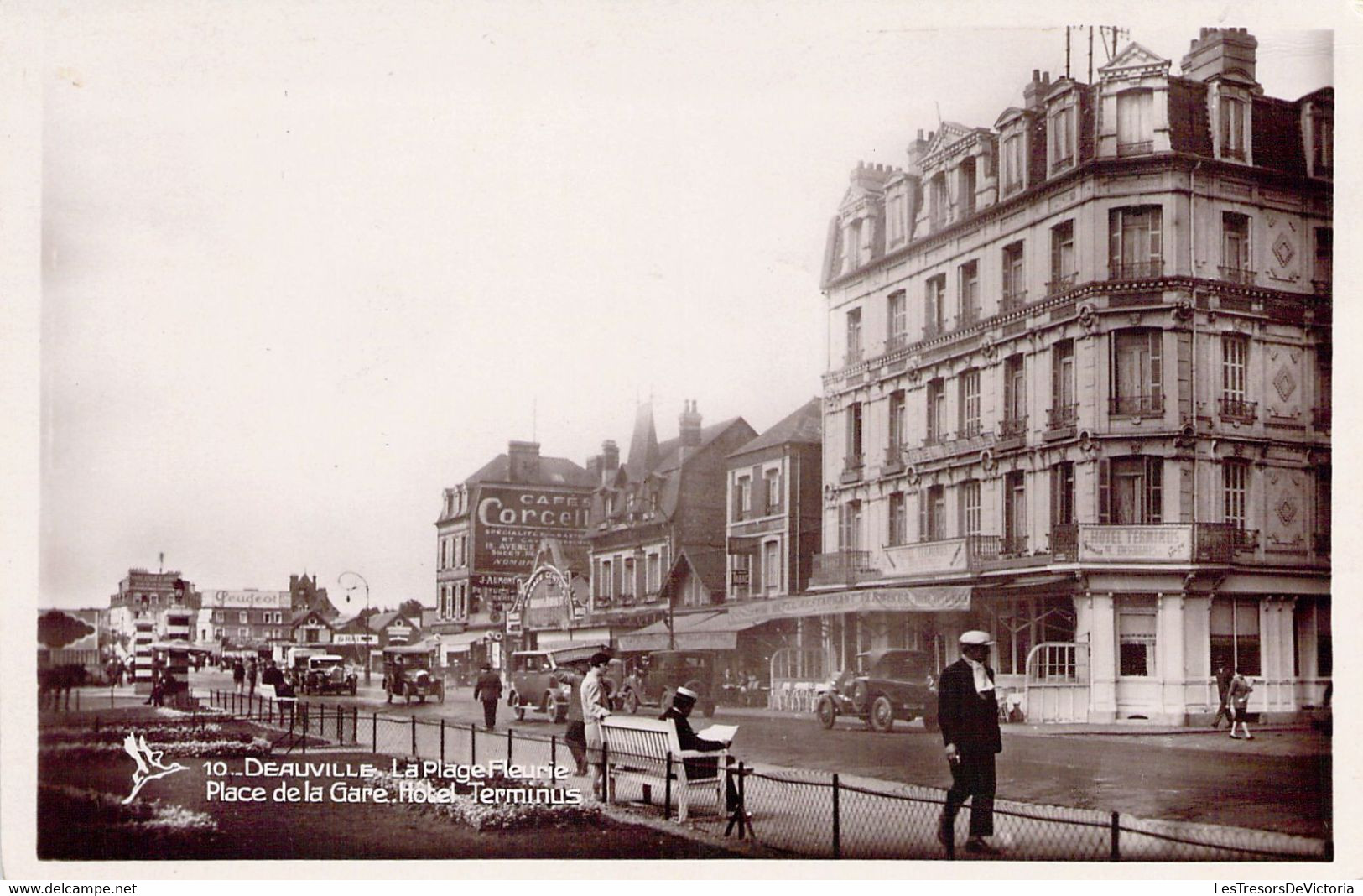 FRANCE - 14 - DEAUVILLE - Place De La Gare - Hôtel Terminus - Carte Postale Ancienne - Deauville