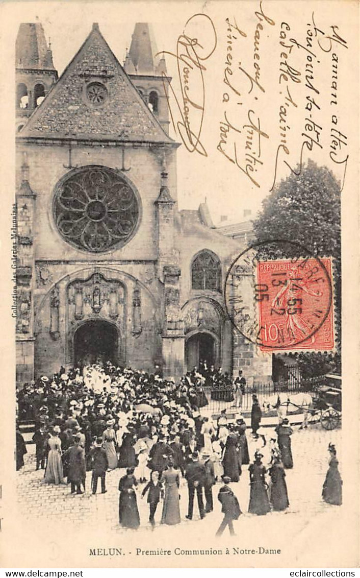 Melun           77        Première Communion A Notre Dame          (voir Scan) - Melun