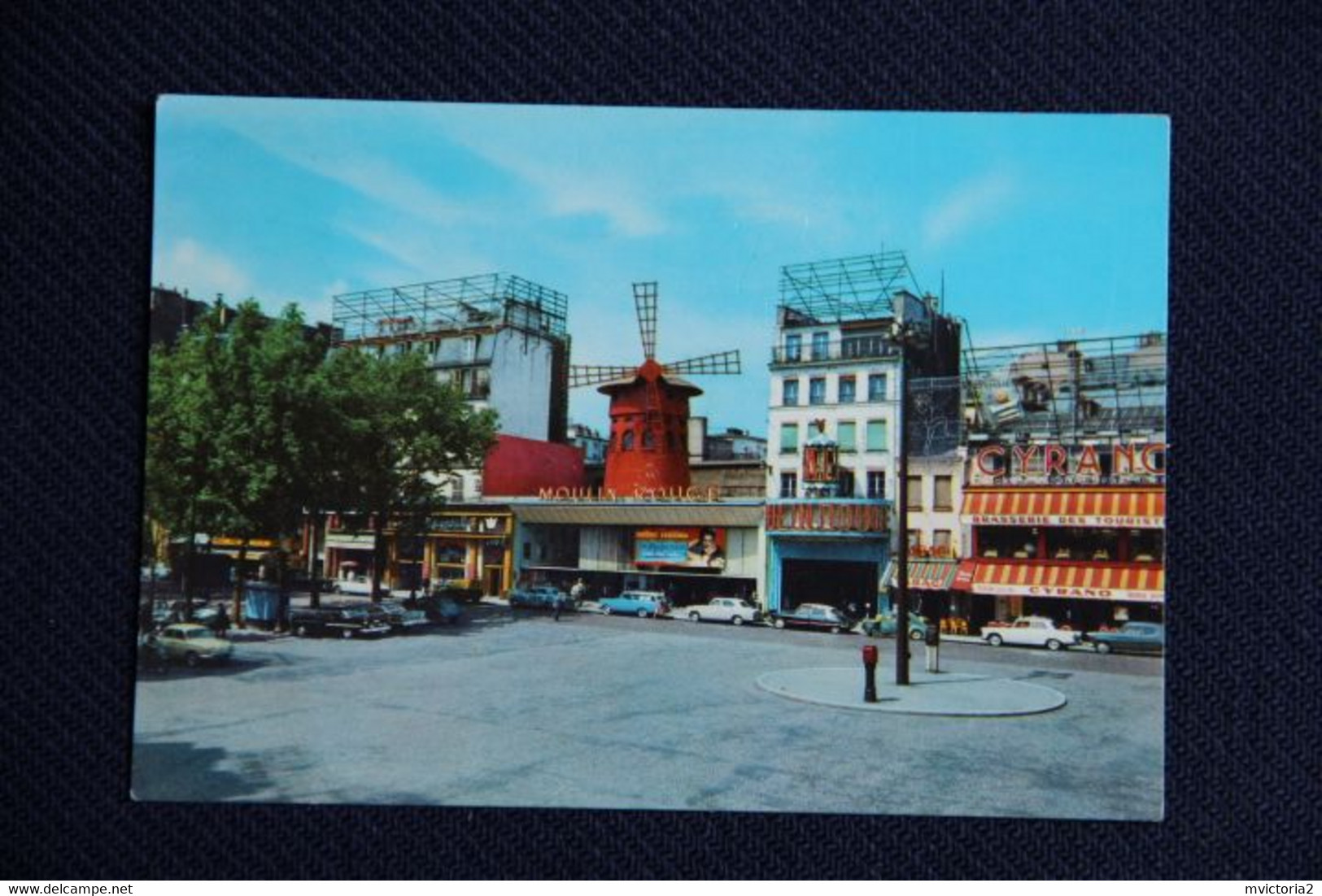 PARIS - Le MOULIN ROUGE - Cabarets