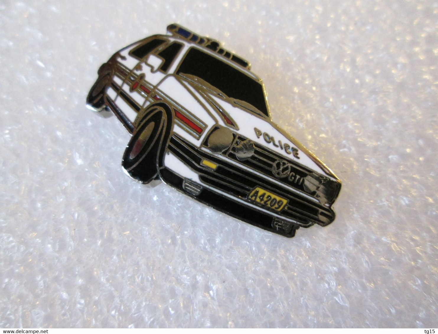 PIN'S   VOLKSWAGEN  GOLF  GTI    POLICE    LUXEMBOURG Email Grand Feu  DEHA - Volkswagen