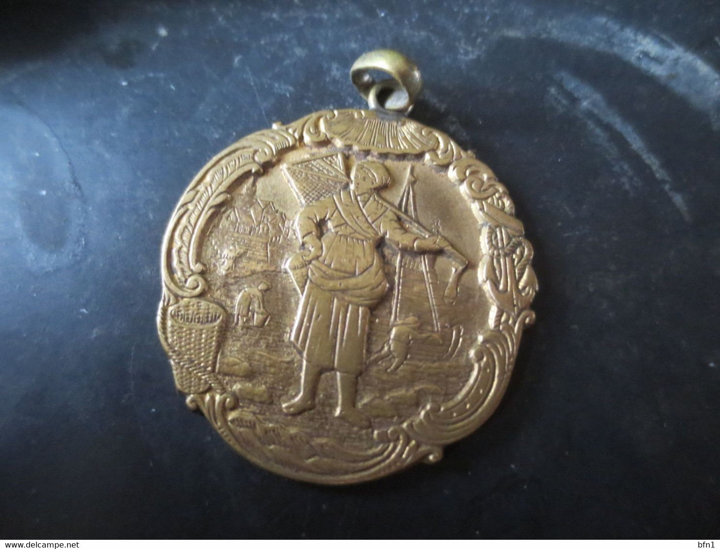 PENDENTIF - RAMASSEUSE  DE COQUILLAGES - Volksschmuck