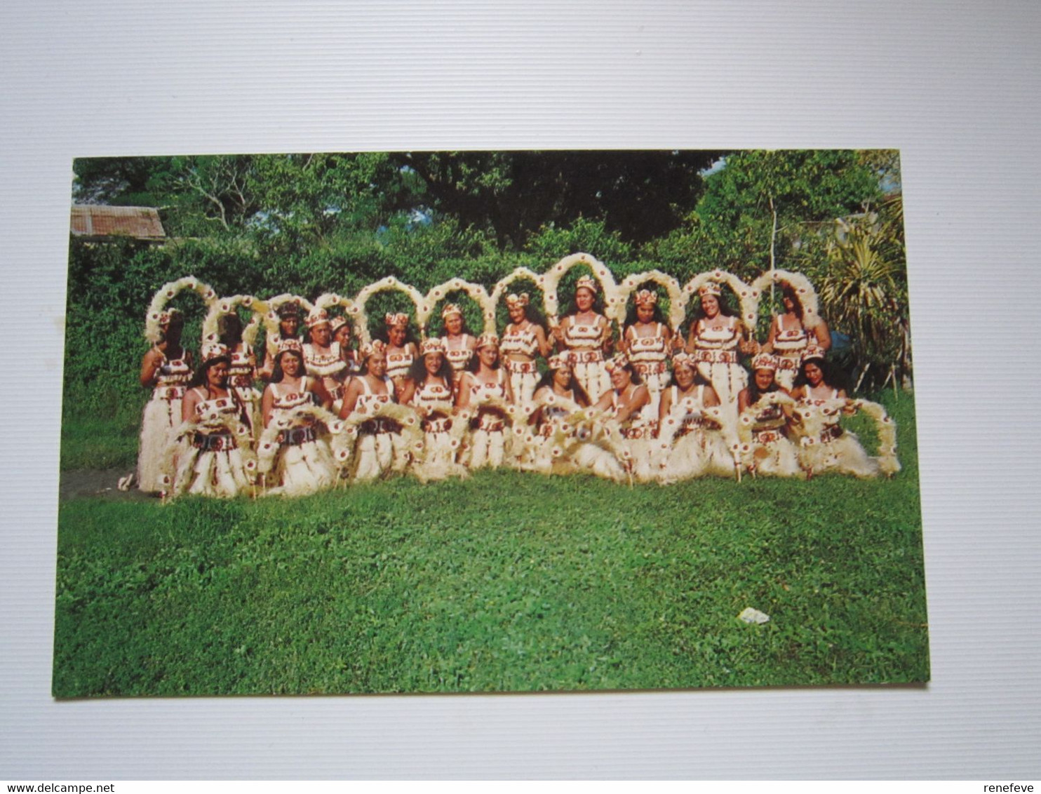 TAHITI - LE GROUPE DE PUEU LAUREAT 1ER PRIX DES FETES DE JUILLET 1965 - COSTUME ET DANSE + Carte Gratuite - Tahiti