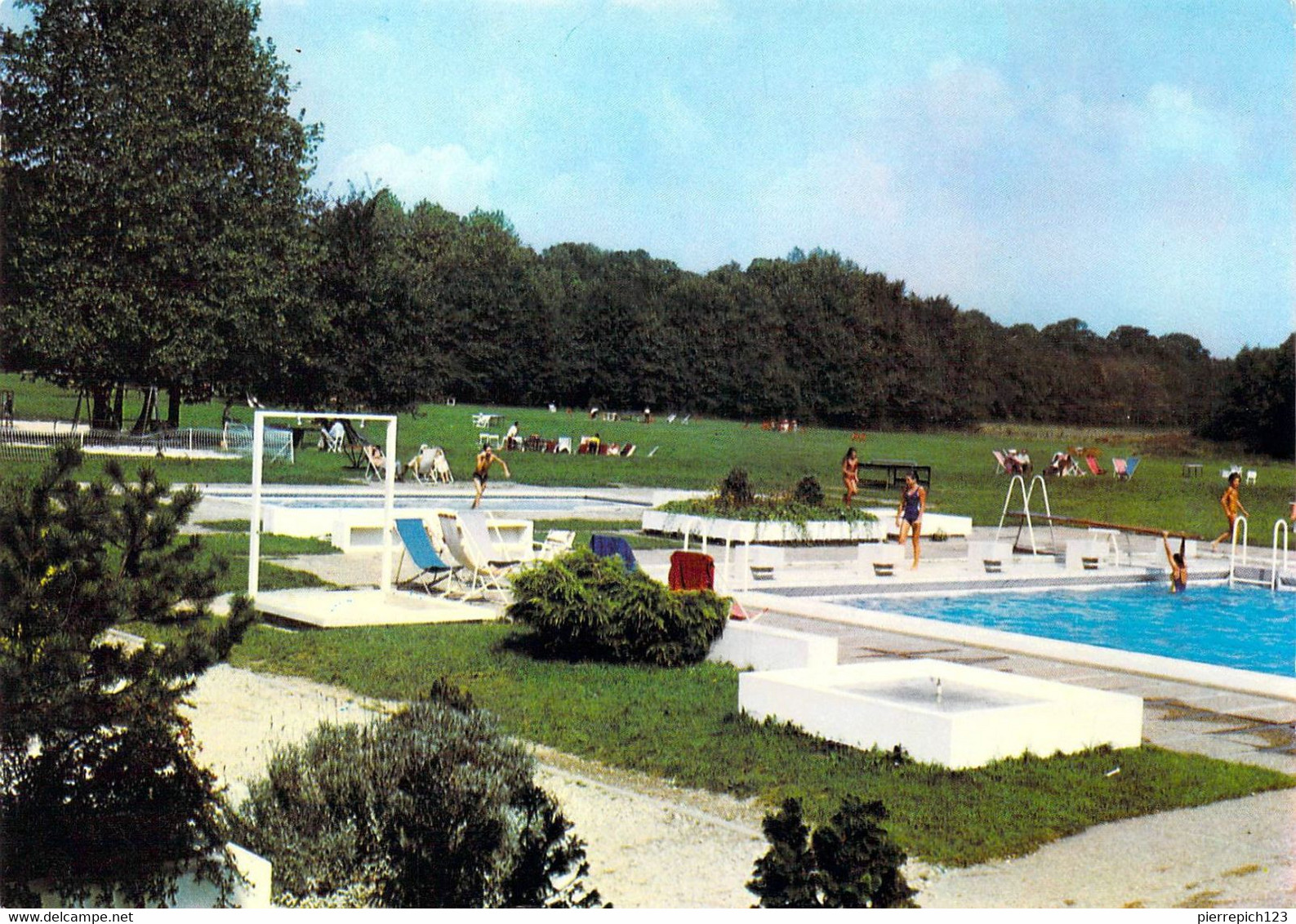 77 - Lésigny - Country Clud De Grande Romaine - Vue Partielle De La Piscine Et Du Parc - Lesigny