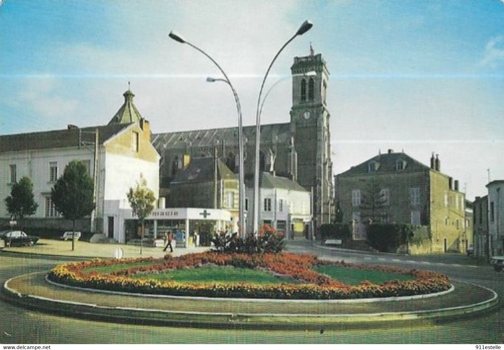 85 AIZENAY . LE ROND POINT ET L EGLISE / ( LA PHARMACIE ) - Aizenay