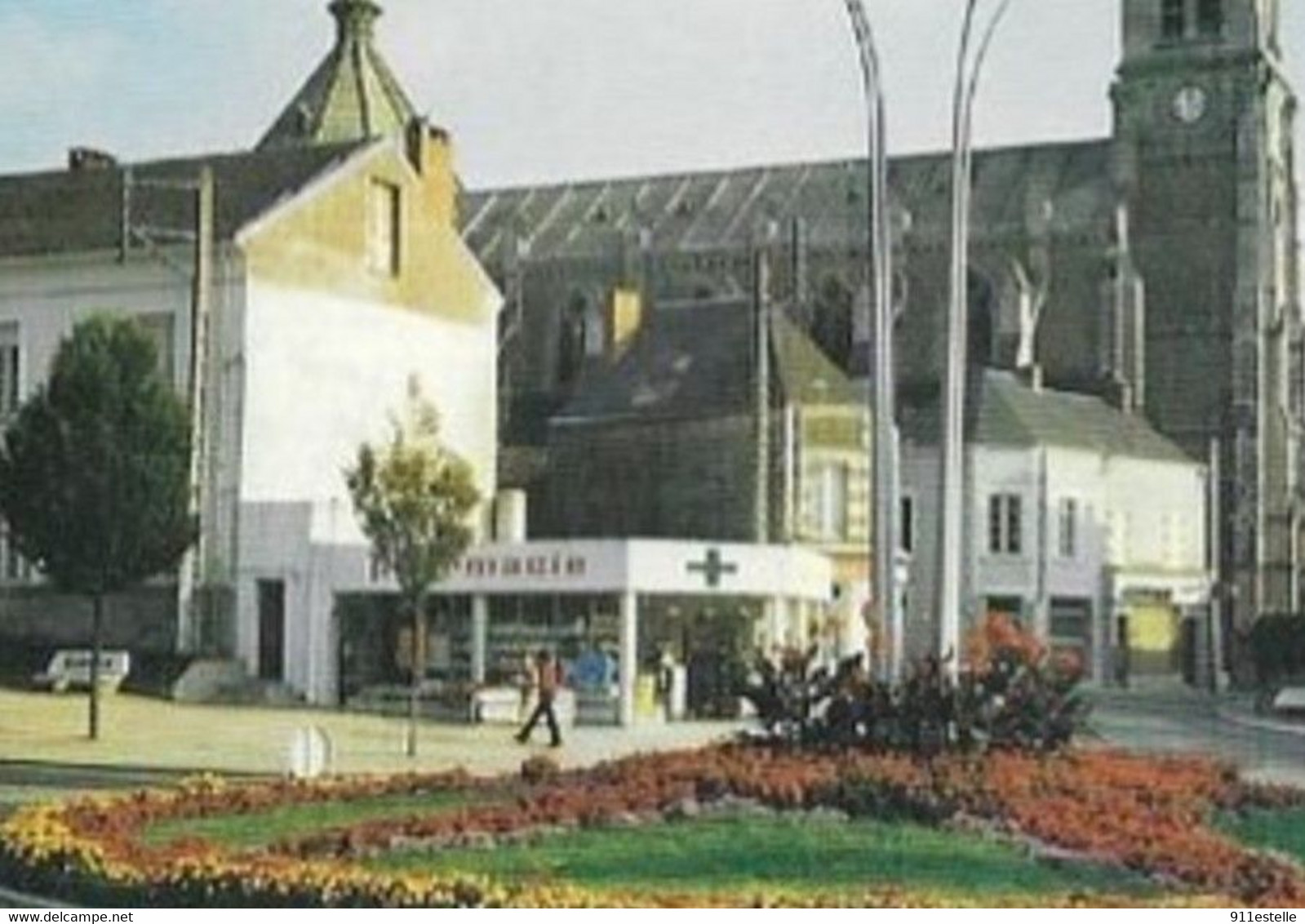 85 AIZENAY . LE ROND POINT ET L EGLISE / ( LA PHARMACIE ) - Aizenay