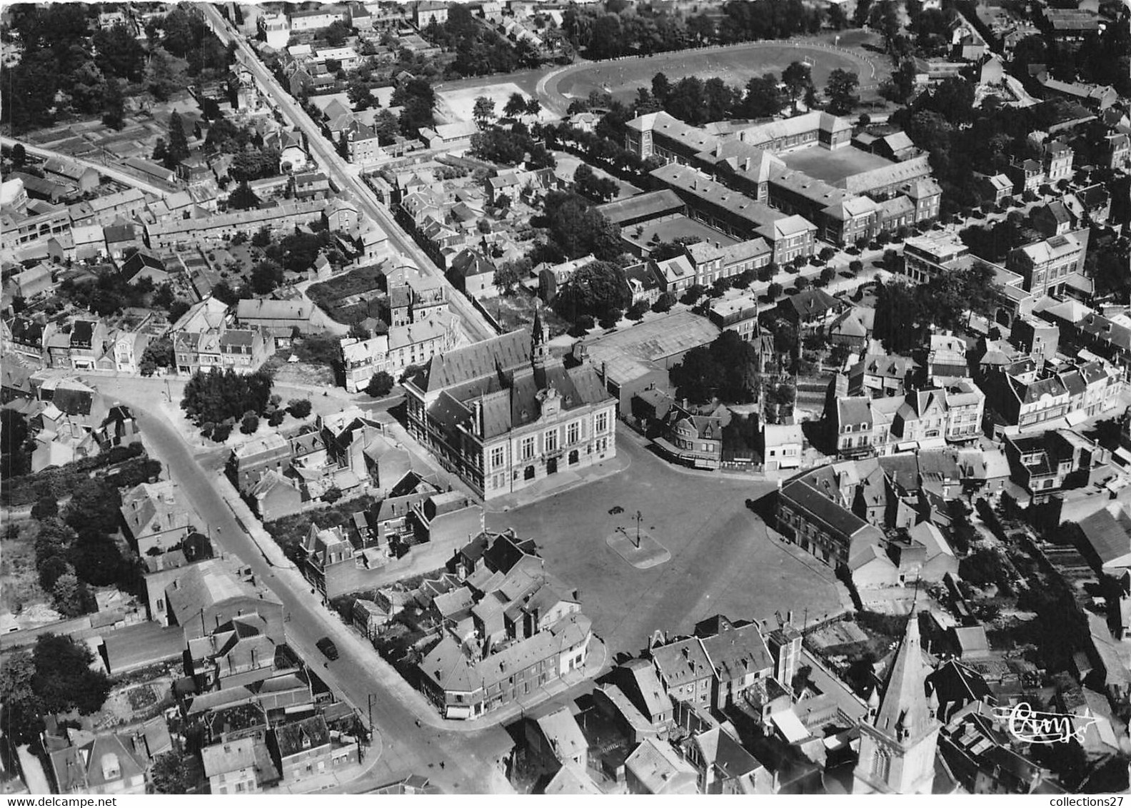 02-CHAUNY- VUE AERIENNE PLACE DE L'HÔTEL DE VILLE - Chauny