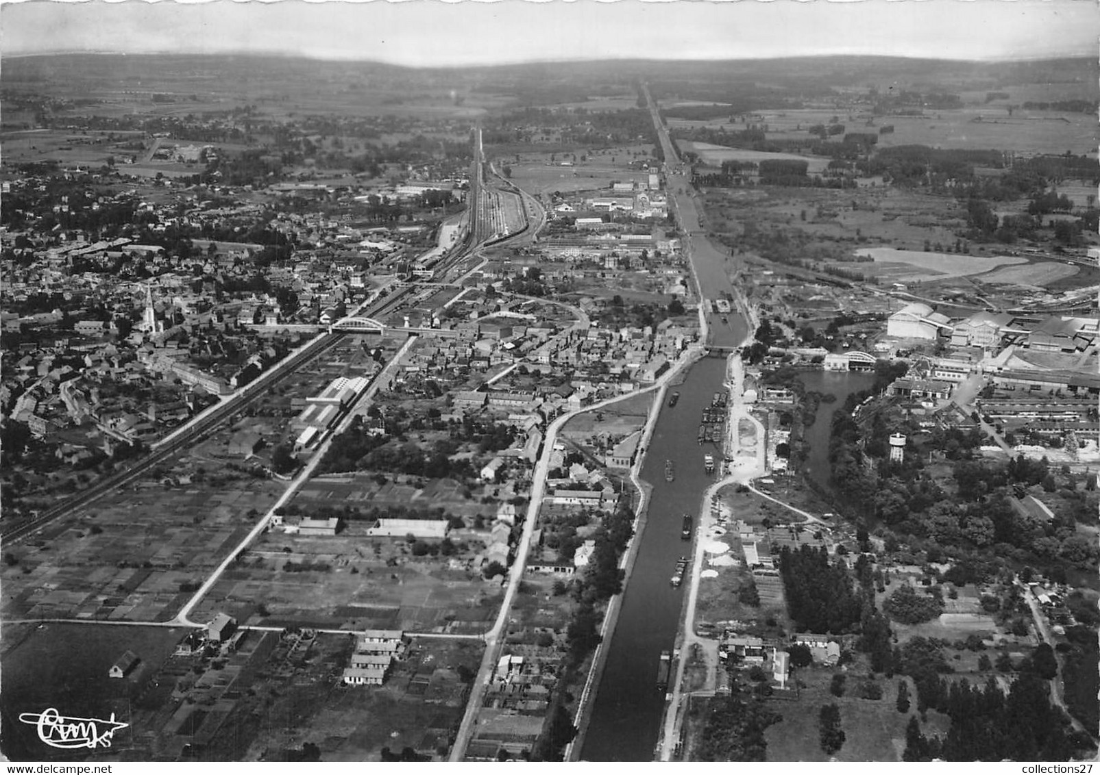 02-CHAUNY- VUE AERIENNE GENERALE , LE CANAL DE ST-QUENTIN LA VOIE FERREE - Chauny