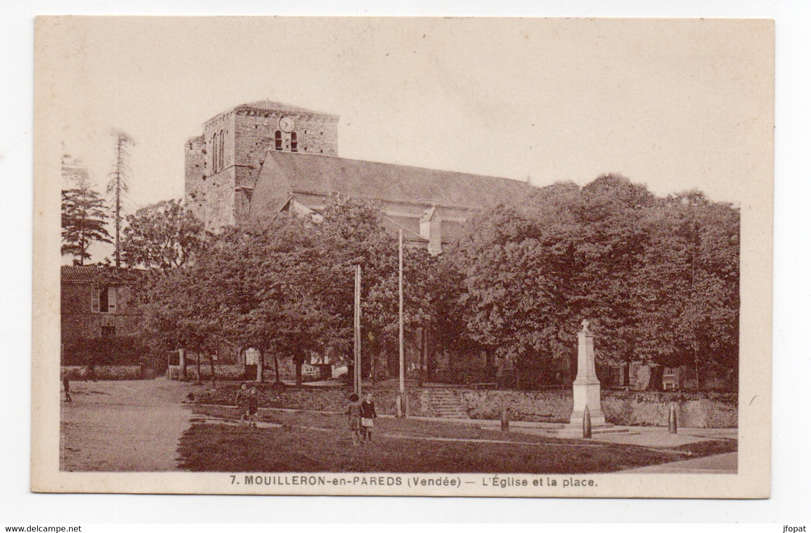 85 VENDEE - MOUILLERON EN PAREDS L'Eglise Et La Place - Mouilleron En Pareds