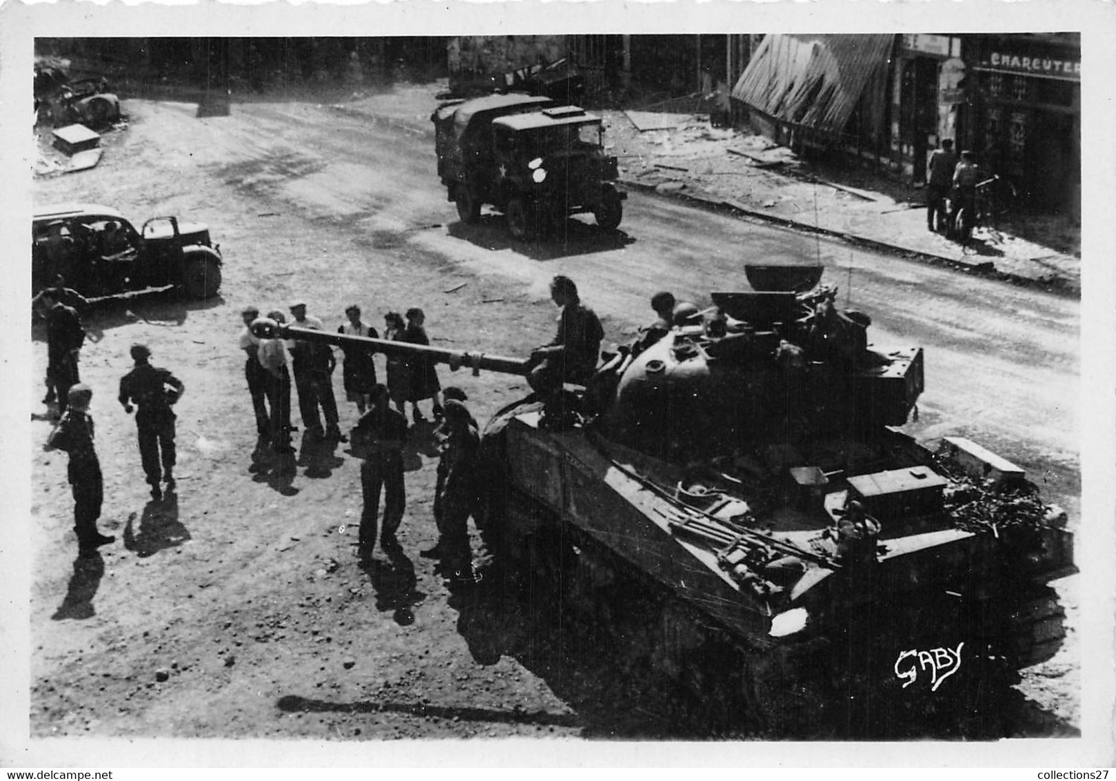 14-LISIEUX- LES TROUPES ALLIEES DANS LE CENTRE DE LISIEUX APRES LA PRISE DE LA VILLE - Lisieux