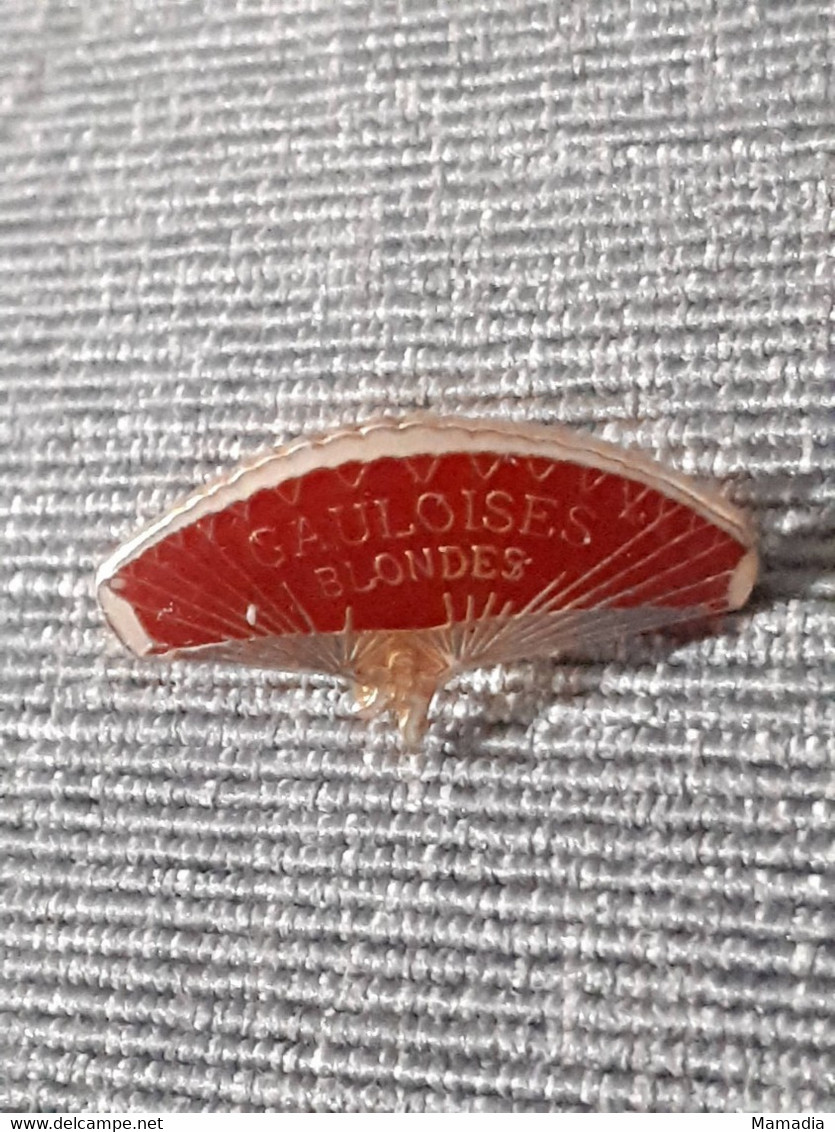 PIN'S PINS GAULOISES BLONDES CIGARETTES TABAC PARACHUTE - Marques