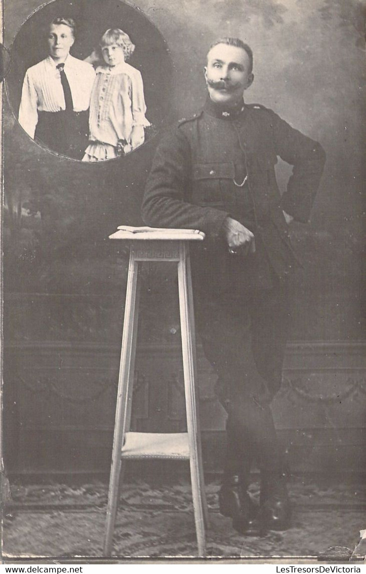 MILITARIA - Photographie D'un Militaire En Uniforme Et De Sa Femme Et Fille En Encart -  Carte Postale Ancienne - Uniforms